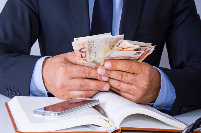 Hacienda prohíbe pagar más de 1.000€ en efectivo a profesionales y empresas